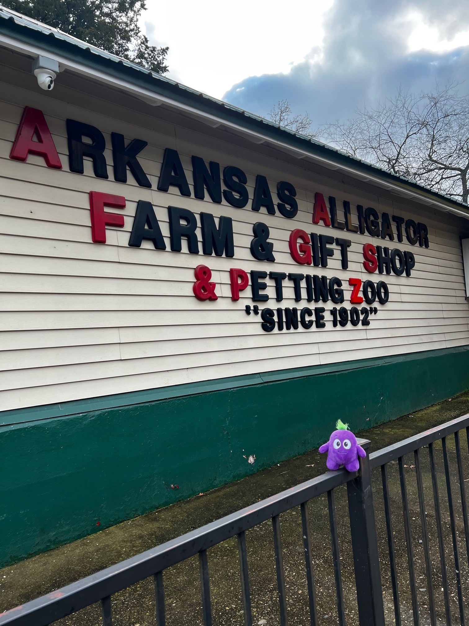 Arkansas alligator farm and gift shop sign